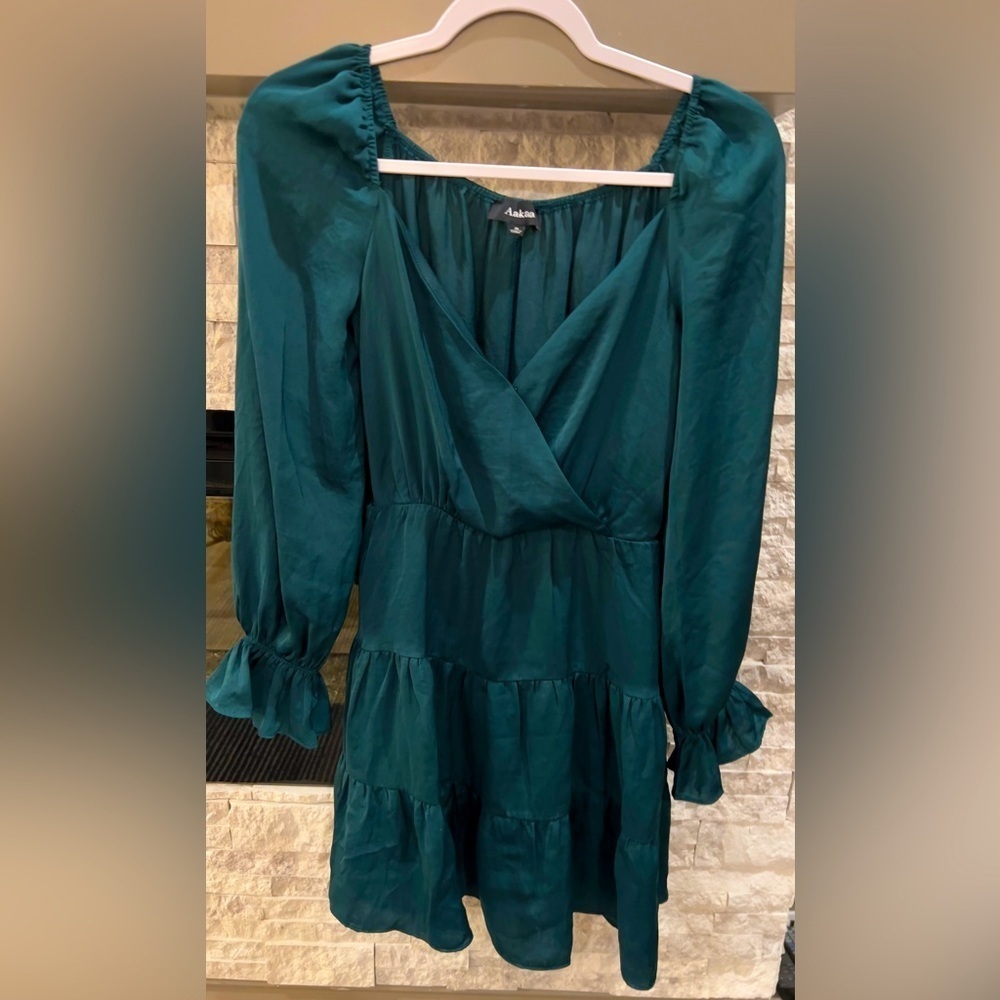 Aakaa deep green long sleeve party dress
Size Small
